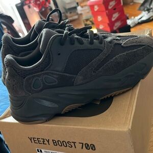 Boys Yeezy Boost 700 sz 7